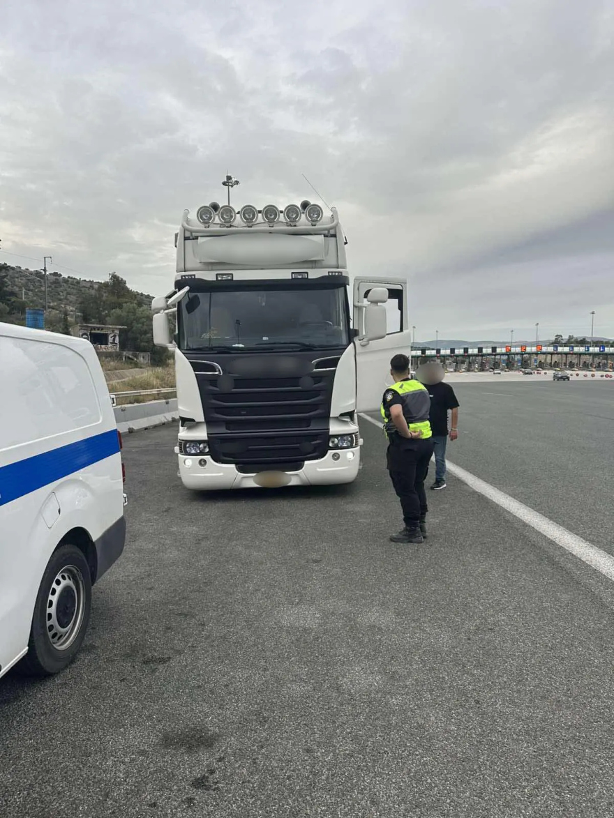 Πάνω από 970 παραβάσεις σε ελέγχους 132 φορτηγών στην Αττική σε τρεις ημέρες, δείτε βίντεο και φωτογραφίες 


