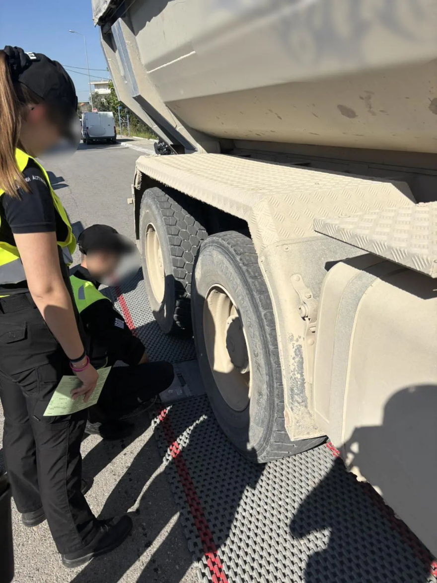 Πάνω από 970 παραβάσεις σε ελέγχους 132 φορτηγών στην Αττική σε τρεις ημέρες, δείτε βίντεο και φωτογραφίες 

