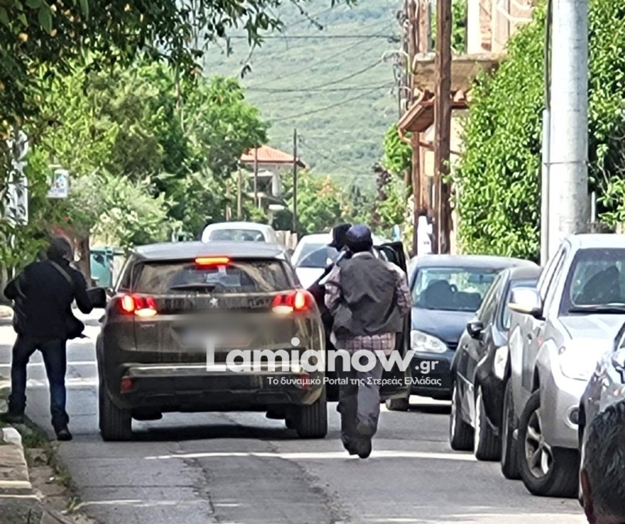 Ένοπλη ληστεία σε τράπεζα στην Κάτω Τιθορέα, η στιγμή που οι δράστες φεύγουν με 200.000 ευρώ