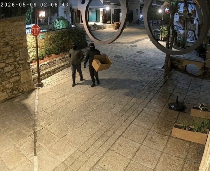 Διάρρηξη με λεία 20.000 ευρώ σε κατάστημα οπτικών στη Χαλκιδική, κάμερα ασφαλείας έπιασε τους δράστες με την κούτα