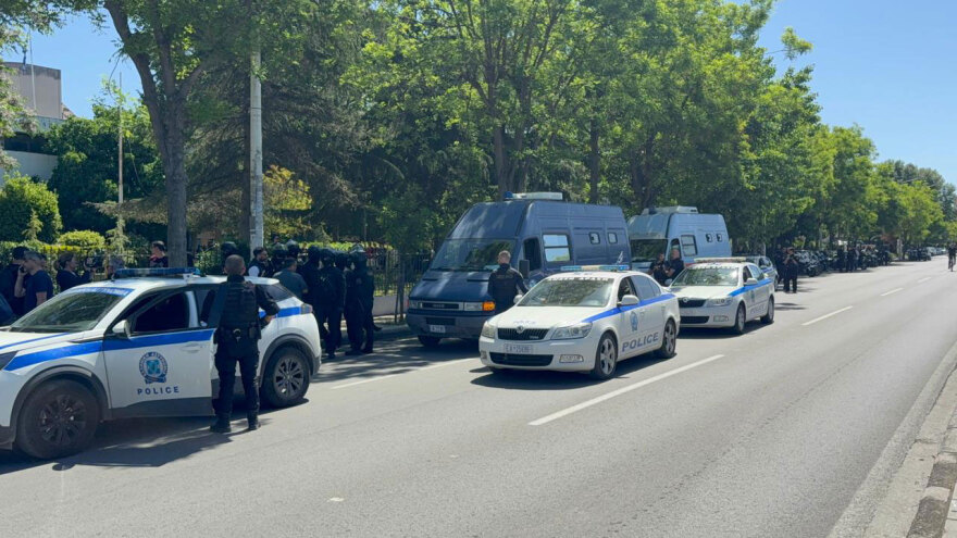Άγρια επίθεση αντιεξουσιαστών με ρόπαλα σε φοιτητές μέσα στο ΑΠΘ με τραυματίες και προσαγωγές, ντοκουμέντο από τη στιγμή των επεισοδίων