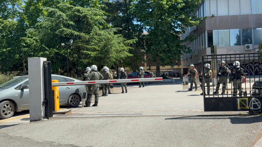 Αντιεξουσιαστές επιτέθηκαν με ρόπαλα και τραυμάτισαν φοιτητές των ΕΑΑΚ στο ΑΠΘ, μπήκαν τα ΜΑΤ στο πανεπιστήμιο