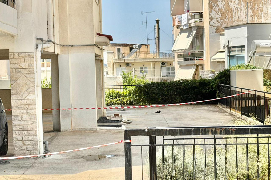 Ηλιόπουλη: Δύο 17χρονες έπεσαν μαζί από τον έκτο όροφο πολυκατοικίας, νεκρή η μία και μάχη για τη ζωή της δίνει η δεύτερη