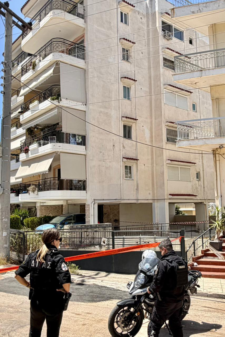 Ηλιόπουλη: Δύο 17χρονες έπεσαν μαζί από τον έκτο όροφο πολυκατοικίας, νεκρή η μία και μάχη για τη ζωή της δίνει η δεύτερη