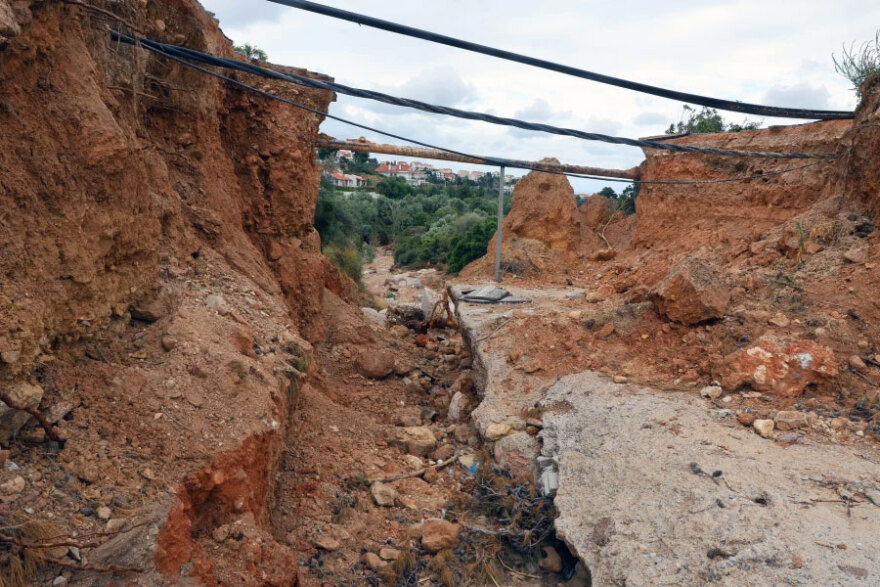 Οι κάτοικοι της Καλλιτεχνούπολης καταγγέλλουν επικίνδυνες συνθήκες πρόσβασης στον οικισμό