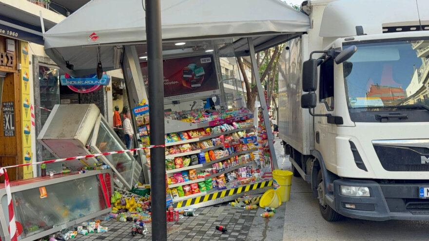 Θεσσαλονίκη: Φορτηγό έπεσε πάνω σε περίπτερο στην Αγίας Σόφιας, δείτε εικόνες