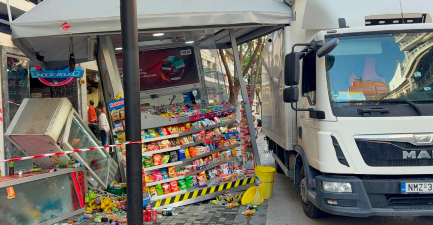 Θεσσαλονίκη: Φορτηγό έπεσε πάνω σε περίπτερο στην Αγίας Σόφιας, δείτε εικόνες