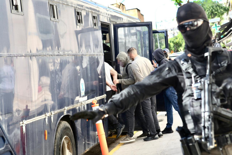 Πώς δρούσε η ομάδα που «άδειασε» την τράπεζα στην Κάτω Τιθορέα – Είχαν χρονομετρήσει την απόσταση, κουβαλούσαν Καλάσνικοφ και Scorpion
