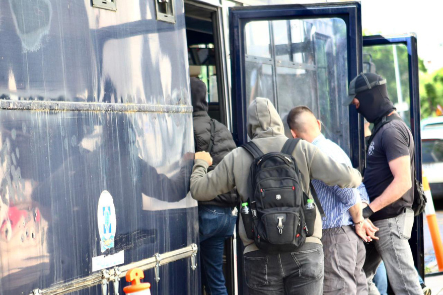 Πώς δρούσε η ομάδα που «άδειασε» την τράπεζα στην Κάτω Τιθορέα – Είχαν χρονομετρήσει την απόσταση, κουβαλούσαν Καλάσνικοφ και Scorpion
