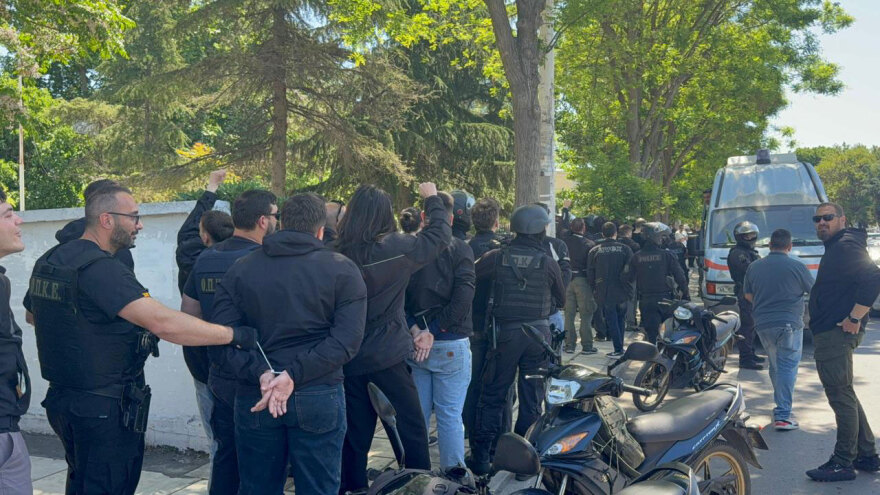 Άγρια επίθεση αντιεξουσιαστών με ρόπαλα σε φοιτητές μέσα στο ΑΠΘ με τραυματίες και προσαγωγές, ντοκουμέντο από τη στιγμή των επεισοδίων