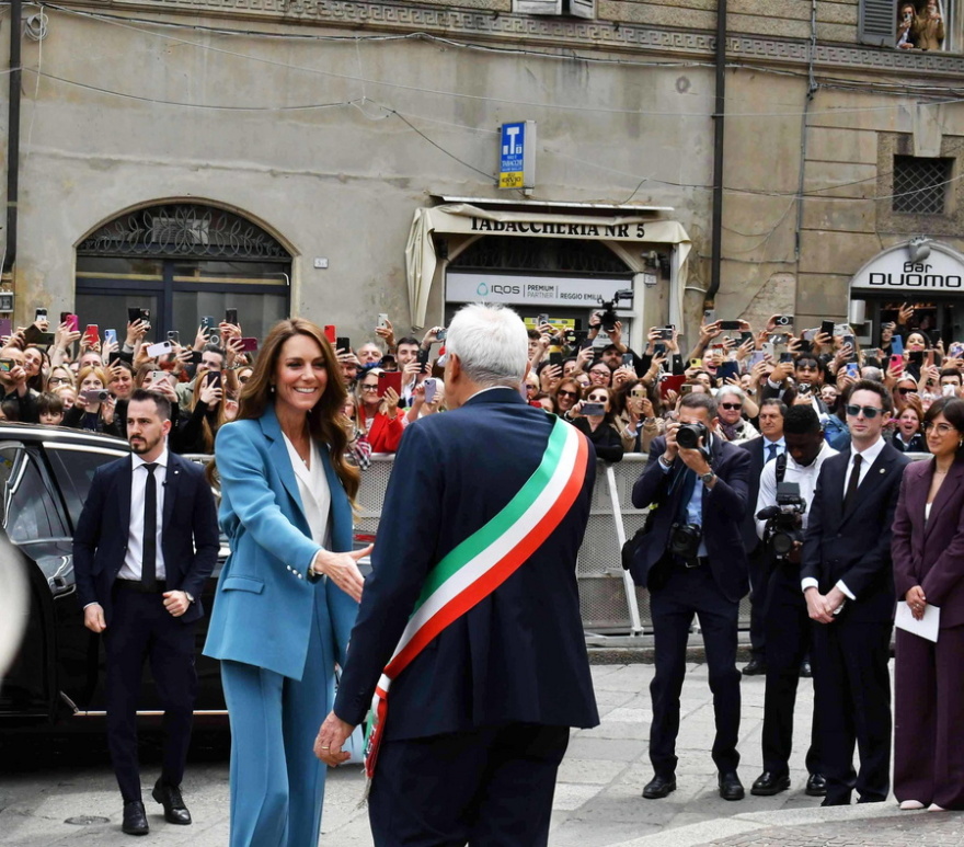 «Ciao Kate»: Θερμή υποδοχή για την πριγκίπισσα της Ουαλίας στην Ιταλία με ανθοδέσμες και πανό, δείτε βίντεο και φωτογραφίες