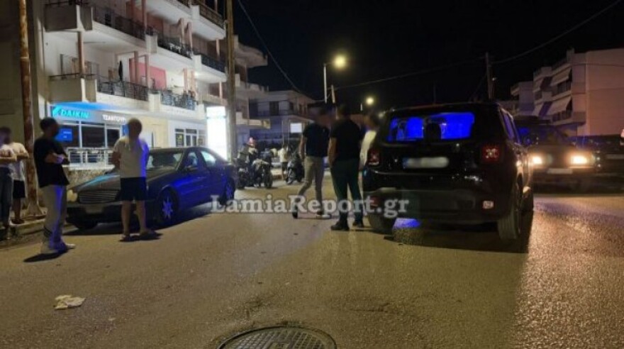 Μηχανή συγκρούστηκε με αυτοκίνητο στη Λαμία, ένας τραυματίας, δείτε φωτογραφίες