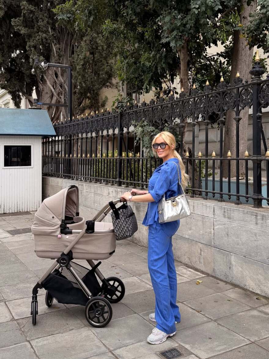 Η βόλτα της Κατερίνας Καινούργιου με την κόρη της: Στην Αθήνα μαζί σου, γράφει