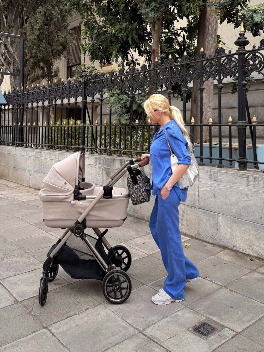 Η βόλτα της Κατερίνας Καινούργιου με την κόρη της: Στην Αθήνα μαζί σου, γράφει