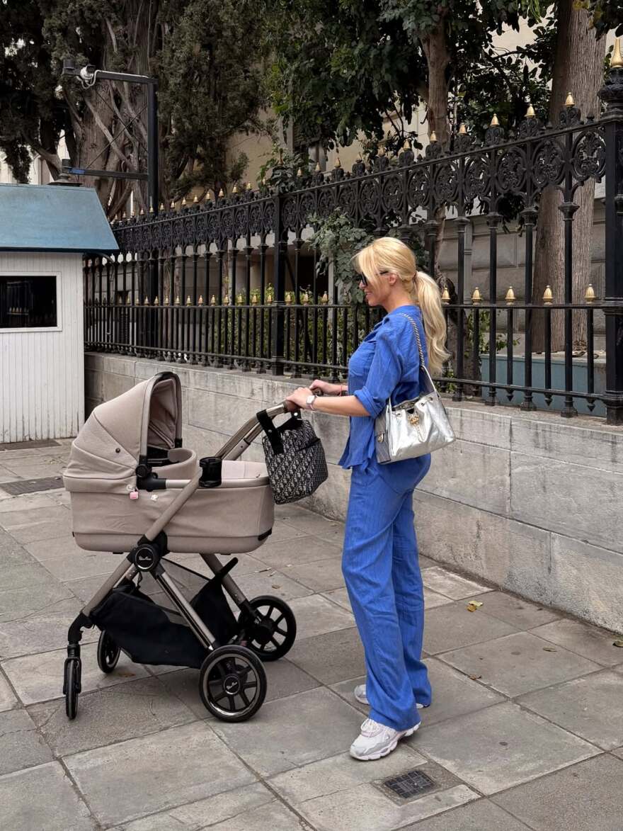 Η βόλτα της Κατερίνας Καινούργιου με την κόρη της: Στην Αθήνα μαζί σου, γράφει