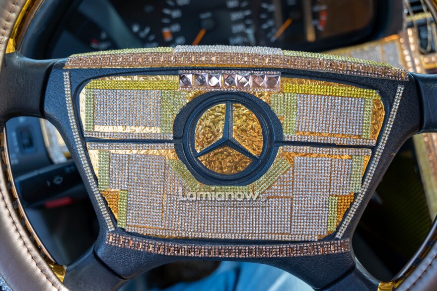 Το χρυσό και γεμάτο στρας Mercedes που τραβάει όλα τα βλέμματα στη Λαμία,  δείτε βίντεο και φωτογραφίες