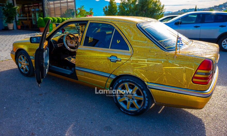 Το χρυσό και γεμάτο στρας Mercedes που τραβάει όλα τα βλέμματα στη Λαμία,  δείτε βίντεο και φωτογραφίες