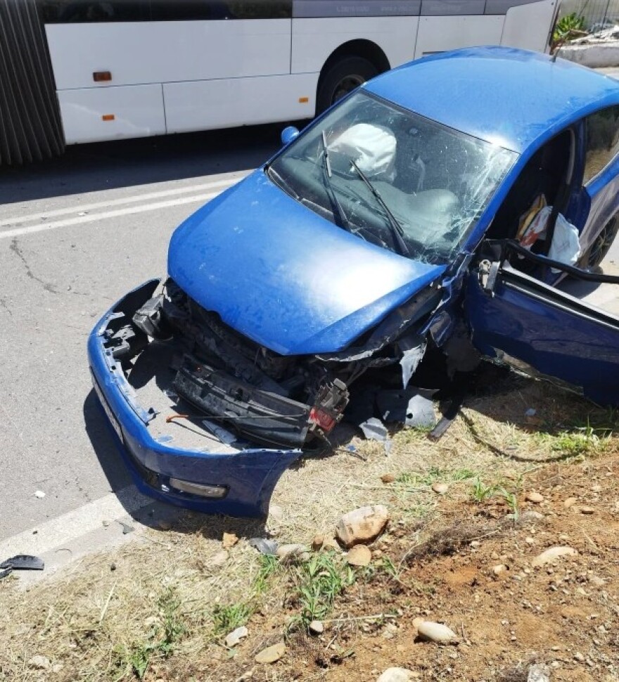 Μετωπική  σύγκρουση λεωφορείου με ΙΧ στα Χανιά, ένας τραυματίας
