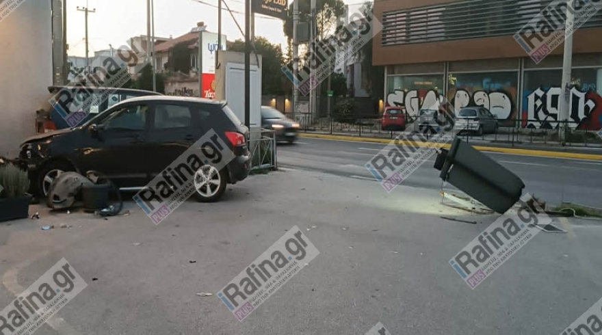 Αυτοκίνητο κατέληξε σε κατάστημα μετά από σφοδρή σύγκρουση στη Λεωφόρο Μαραθώνος