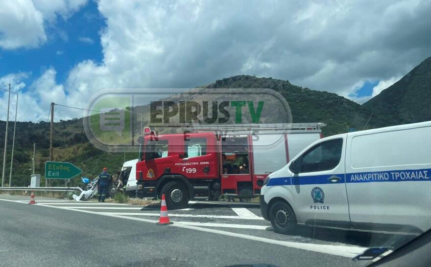 Απεγκλωβίστηκε οικογένεια με δύο παιδιά μετά από εκτροπή τροχόσπιτου στην Ιόνια Οδό
