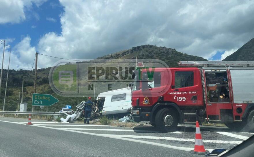 Απεγκλωβίστηκε οικογένεια με δύο παιδιά μετά από εκτροπή τροχόσπιτου στην Ιόνια Οδό

