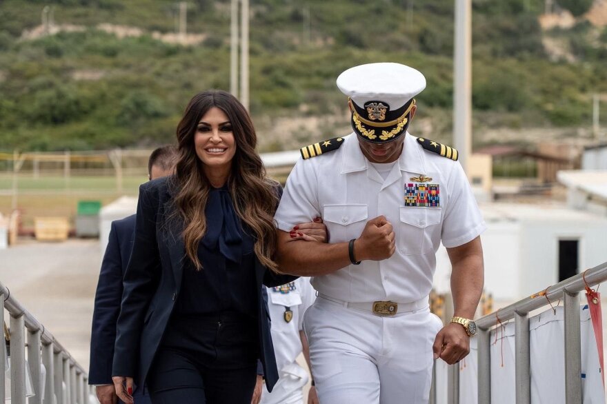 Η Κίμπερλι Γκιλφόιλ επισκέφθηκε τη ναυτική βάση στη Σούδα, δείτε φωτογραφίες