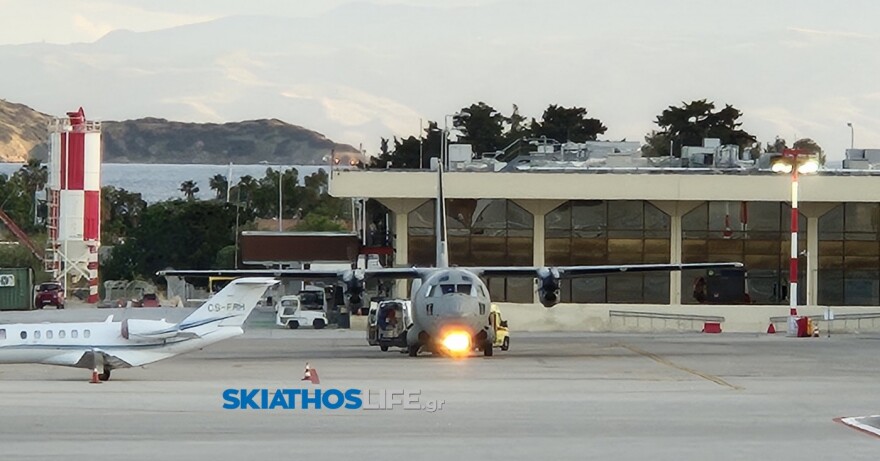 Σοβαρό τροχαίο στην Σκίαθο: Αυτοκίνητο κατέληξε στην είσοδο ξενοδοχείου, στην Αθήνα με C-130 οι δύο τραυματίες