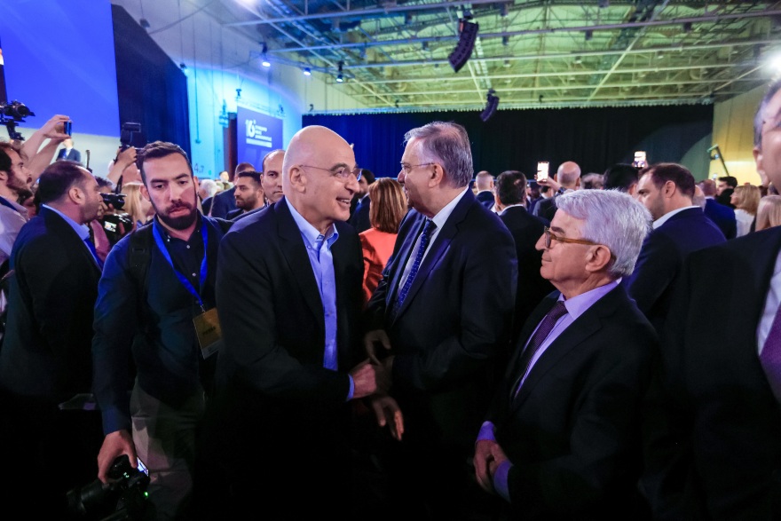 Συνέδριο ΝΔ: Τα διλήμματα Μητσοτάκη και το…τριψήφιο- Τα πηγαδάκια, τα κουπόνια της Πολιτικής Επιτροπής και τα βραδινά τραπέζια

