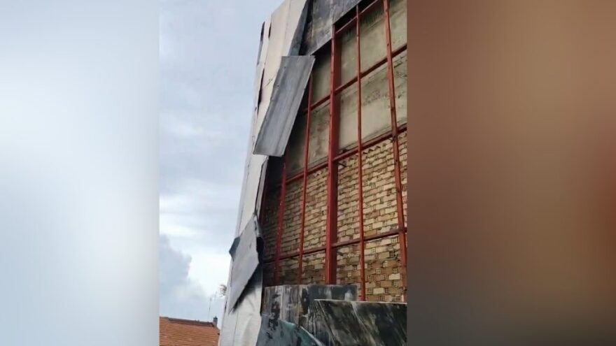 Σοβαρές ζημιές στο Δημοτικό Θέατρο της Κέρκυρας, αποκολλήθηκαν πάνελ από τους ισχυρούς ανέμους
