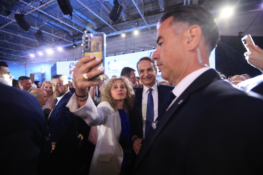 Συνέδριο ΝΔ: Τα διλήμματα Μητσοτάκη και το…τριψήφιο- Τα πηγαδάκια, τα κουπόνια της Πολιτικής Επιτροπής και τα βραδινά τραπέζια
