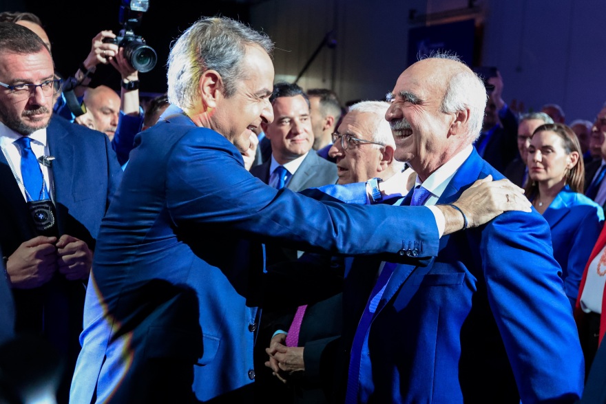 Συνέδριο ΝΔ: Τα διλήμματα Μητσοτάκη και το…τριψήφιο- Τα πηγαδάκια, τα κουπόνια και τα βραδινά τραπέζια
