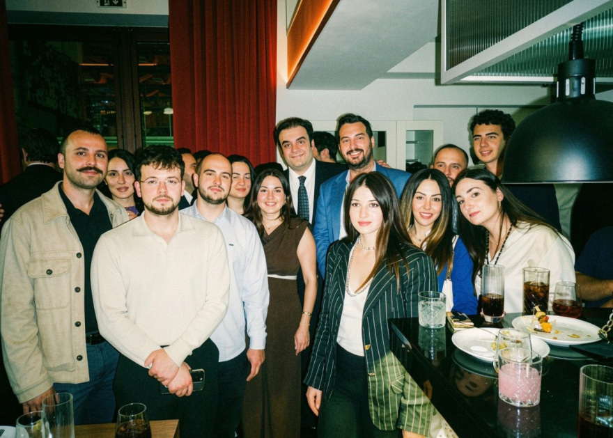 Ποιοι πήγαν στο κάλεσμα του Πιερρακάκη στο Abi Rouge μετά την «πρεμιέρα» του συνεδρίου της ΝΔ
