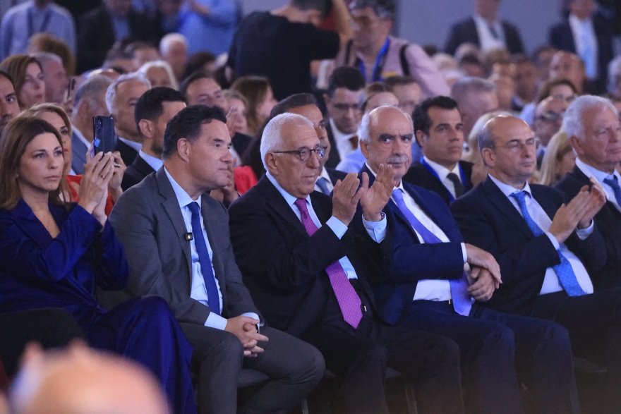 Συνέδριο ΝΔ: Τα διλήμματα Μητσοτάκη και το…τριψήφιο- Τα πηγαδάκια, τα κουπόνια και τα βραδινά τραπέζια
