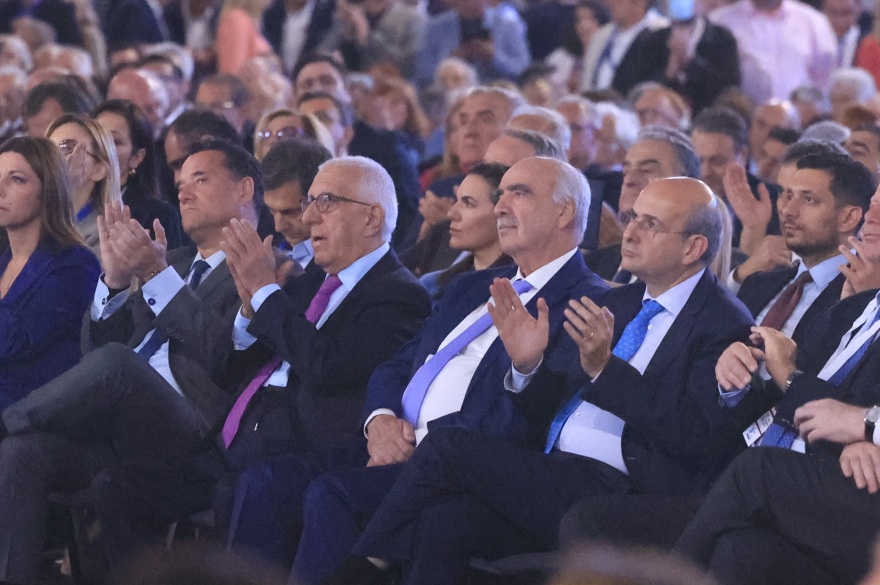 Συνέδριο ΝΔ: Τα διλήμματα Μητσοτάκη και το…τριψήφιο- Τα πηγαδάκια, τα κουπόνια της Πολιτικής Επιτροπής και τα βραδινά τραπέζια
