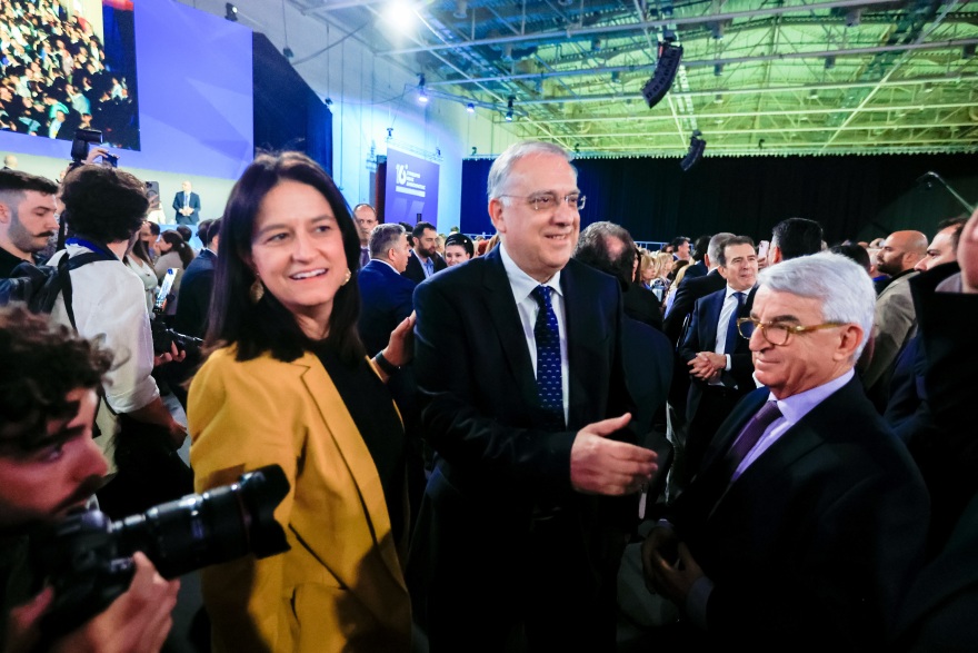 Συνέδριο ΝΔ: Τα διλήμματα Μητσοτάκη και το…τριψήφιο- Τα πηγαδάκια, τα κουπόνια και τα βραδινά τραπέζια
