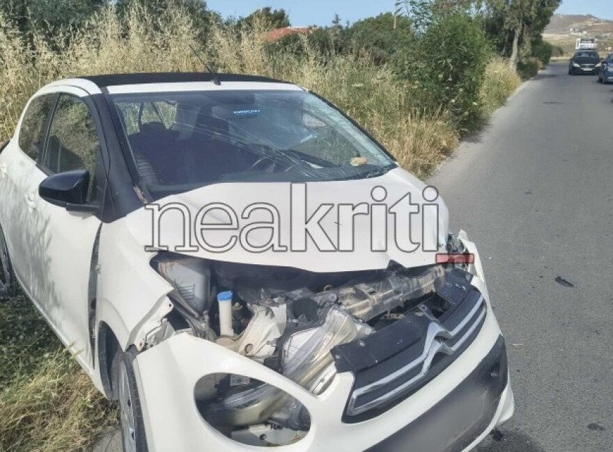 Δύο τραυματίες μετά από σύγκρουση αυτοκινήτου με φορτηγό στο Ηράκλειο της Κρήτης, δείτε φωτογραφίες