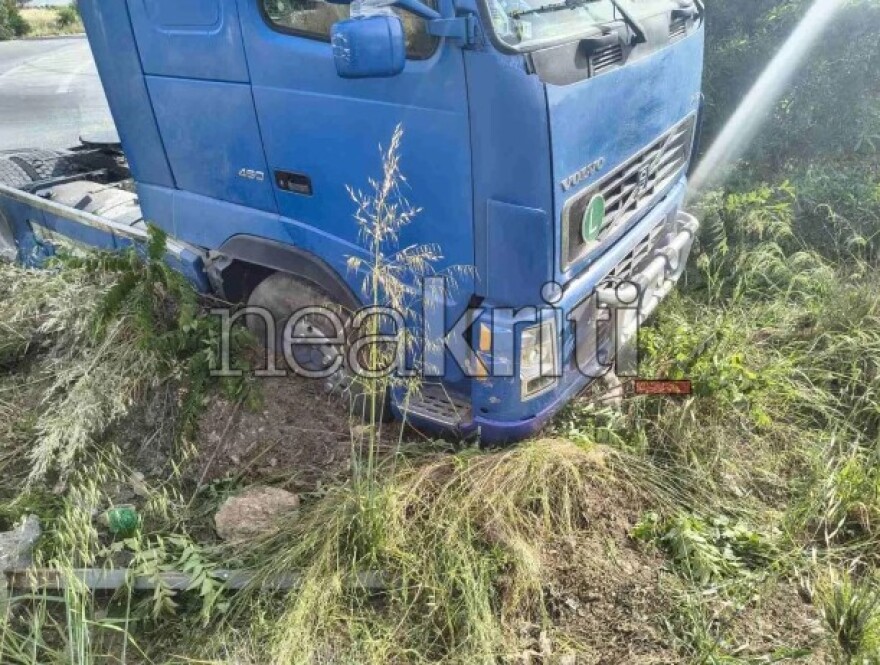 Δύο τραυματίες μετά από σύγκρουση αυτοκινήτου με φορτηγό στο Ηράκλειο της Κρήτης, δείτε φωτογραφίες