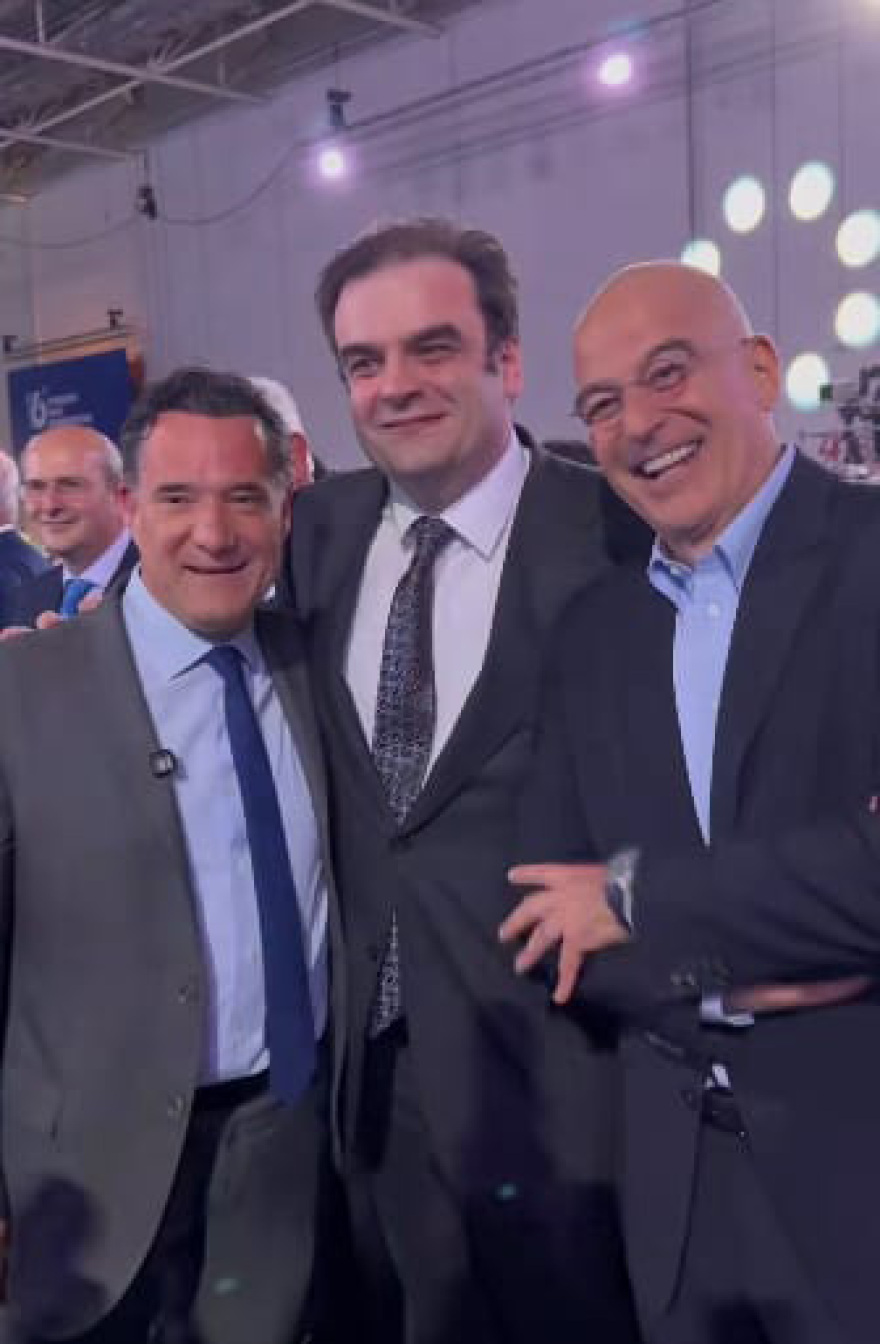 Χαμόγελα και αγκαλιές για Γεωργιάδη, Πιερρακάκη και Δένδια