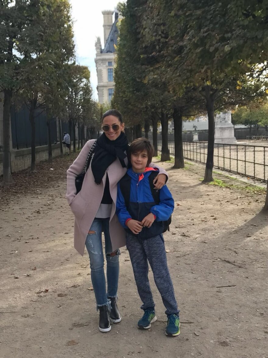Οι φωτογραφίες της Έλλης Κοκκίνου στους ώμους του γιου της: Και κάπως έτσι πέρασαν τα χρόνια και πήγες 18