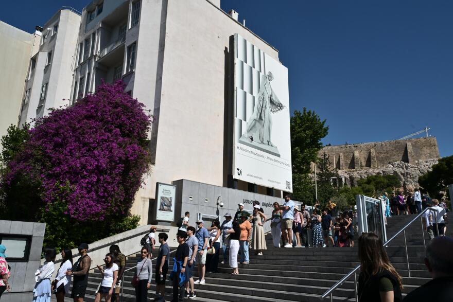 Κοσμοσυρροή στα μουσεία για τη Διεθνή Ημέρα Μουσείων: Μεγάλες ουρές στο Μουσείο Ακρόπολης, βίντεο και φωτογραφίες