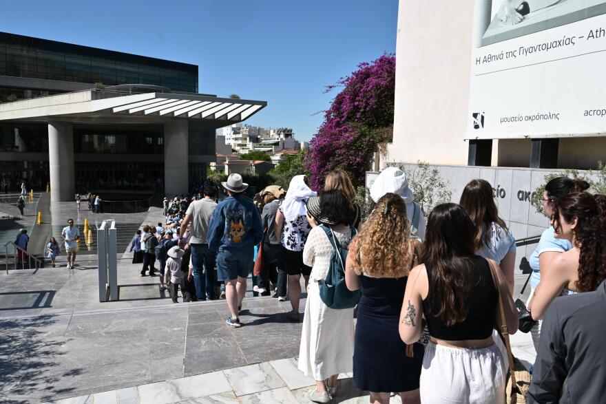 Κοσμοσυρροή στα μουσεία για τη Διεθνή Ημέρα Μουσείων: Μεγάλες ουρές στο Μουσείο Ακρόπολης, βίντεο και φωτογραφίες
