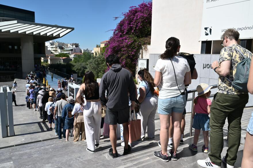 Κοσμοσυρροή στα μουσεία για τη Διεθνή Ημέρα Μουσείων: Μεγάλες ουρές στο Μουσείο Ακρόπολης, βίντεο και φωτογραφίες