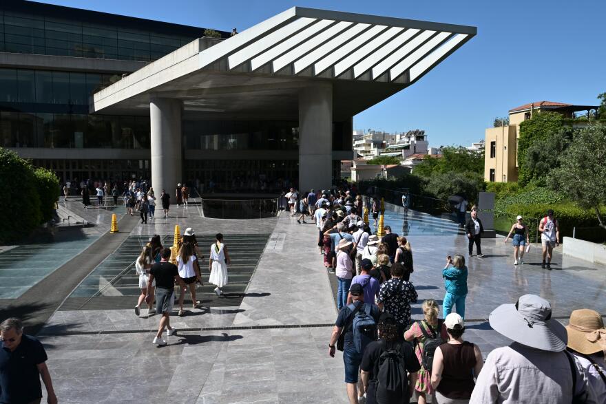 Κοσμοσυρροή στα μουσεία για τη Διεθνή Ημέρα Μουσείων: Μεγάλες ουρές στο Μουσείο Ακρόπολης, βίντεο και φωτογραφίες