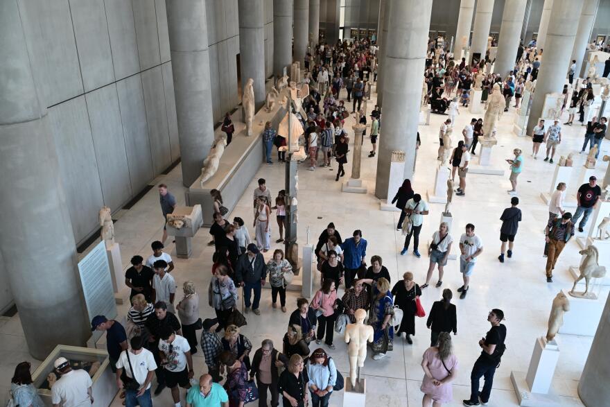 Κοσμοσυρροή στα μουσεία για τη Διεθνή Ημέρα Μουσείων: Μεγάλες ουρές στο Μουσείο Ακρόπολης, βίντεο και φωτογραφίες