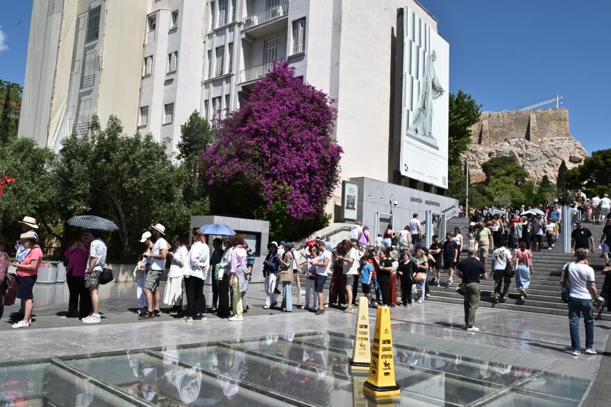 Κοσμοσυρροή στα μουσεία για τη Διεθνή Ημέρα Μουσείων: Μεγάλες ουρές στο Μουσείο Ακρόπολης, βίντεο και φωτογραφίες