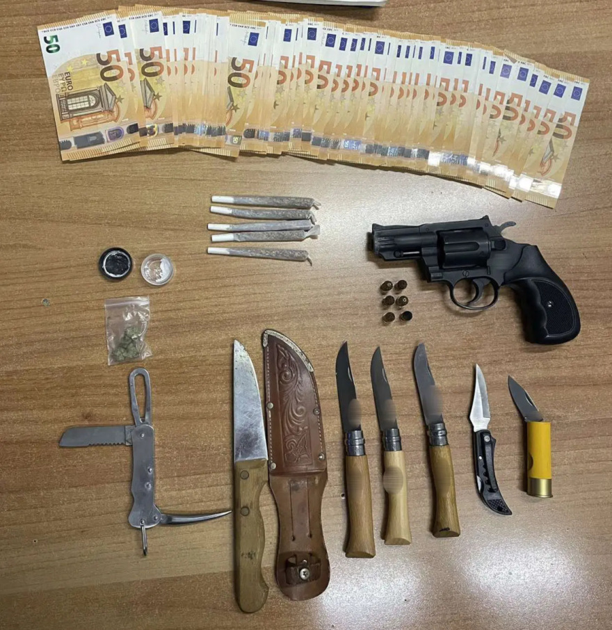 Συνελήφθη 50χρονος στην Αργυρούπολη με περίστροφο, μαχαίρια και σουγιάδες
