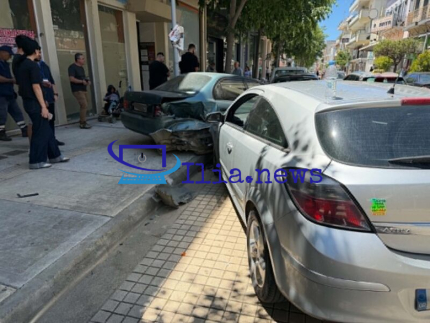 Πανικός στην Αμαλιάδα, αυτοκίνητο έπεσε πάνω σε παρκαρισμένα ΙΧ στο κέντρο της πόλης
