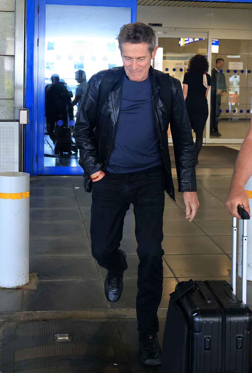 Στην Αθήνα ο Γουίλεμ Νταφόε: Οι πρώτες εικόνες από την άφιξή του 