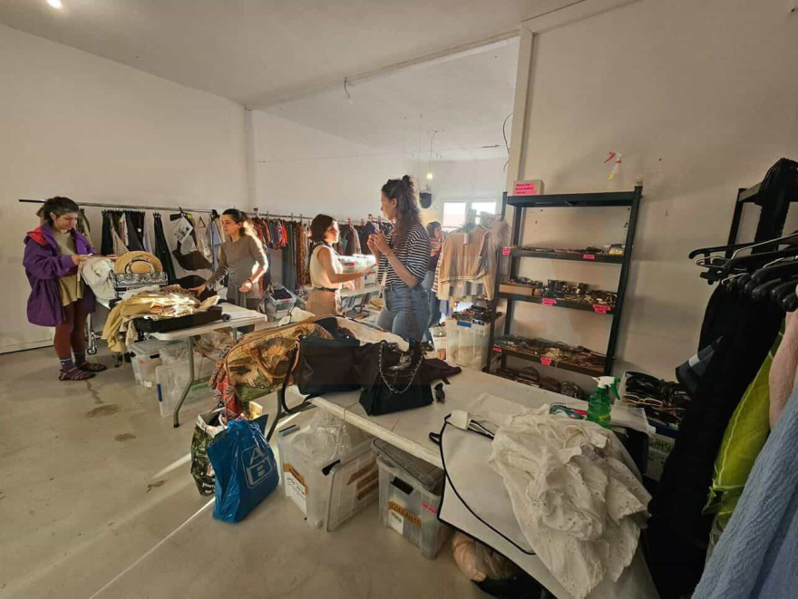 Η Λίλι Κόλινς στους ανεμόμυλους της Μυκόνου για τα γυρίσματα του Emily in Paris, δείτε φωτογραφίες
