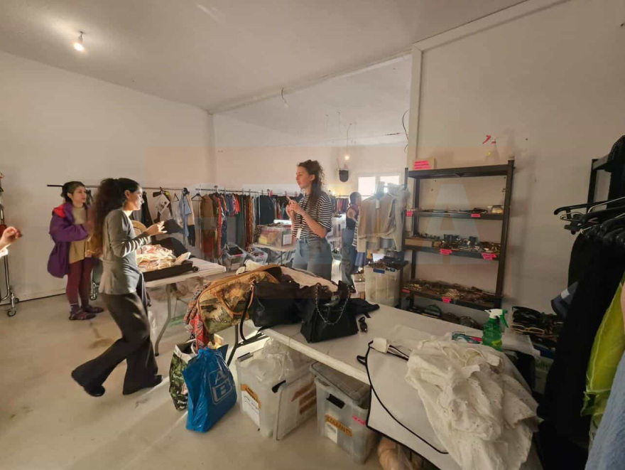 Η Λίλι Κόλινς στους ανεμόμυλους της Μυκόνου για τα γυρίσματα του Emily in Paris, δείτε φωτογραφίες
